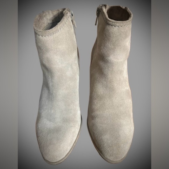 Isaac Mizrahi taupe suede booties w/shiny gold hardware accents. Wmns sz 6 - Picture 2 of 5